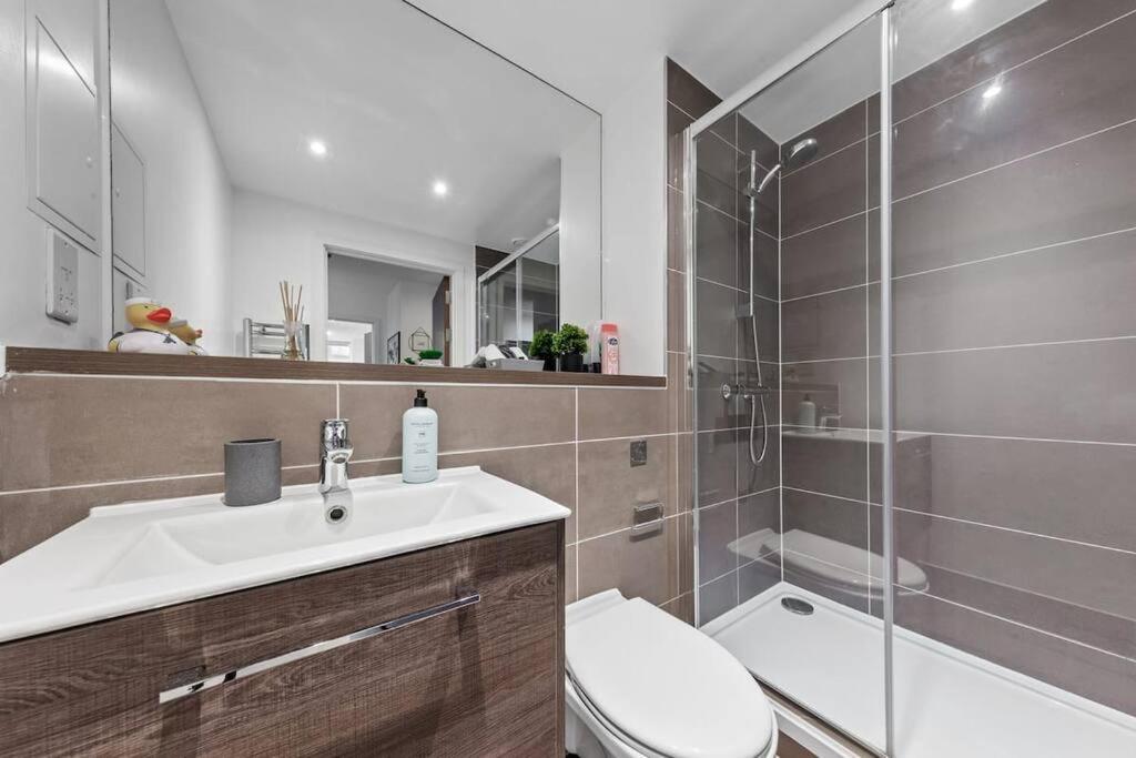 Apartment Sleep 7 20 Mins From Waterloo Bp65 London