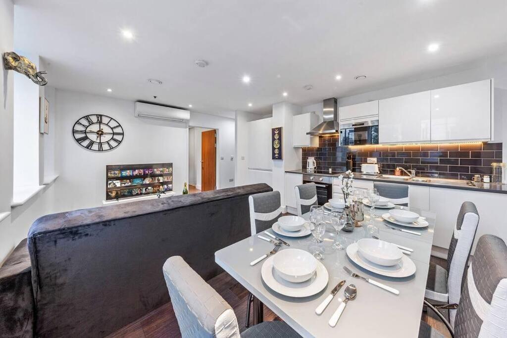 Apartment Sleep 7 20 Mins From Waterloo Bp65 London
